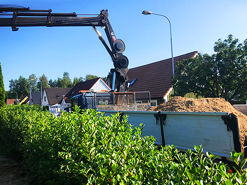 lastbilen parkerar på gatan